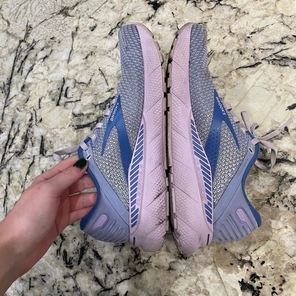 Brooks Adrenaline GTS 22 in women’s size 11 - Picture 11 of 12